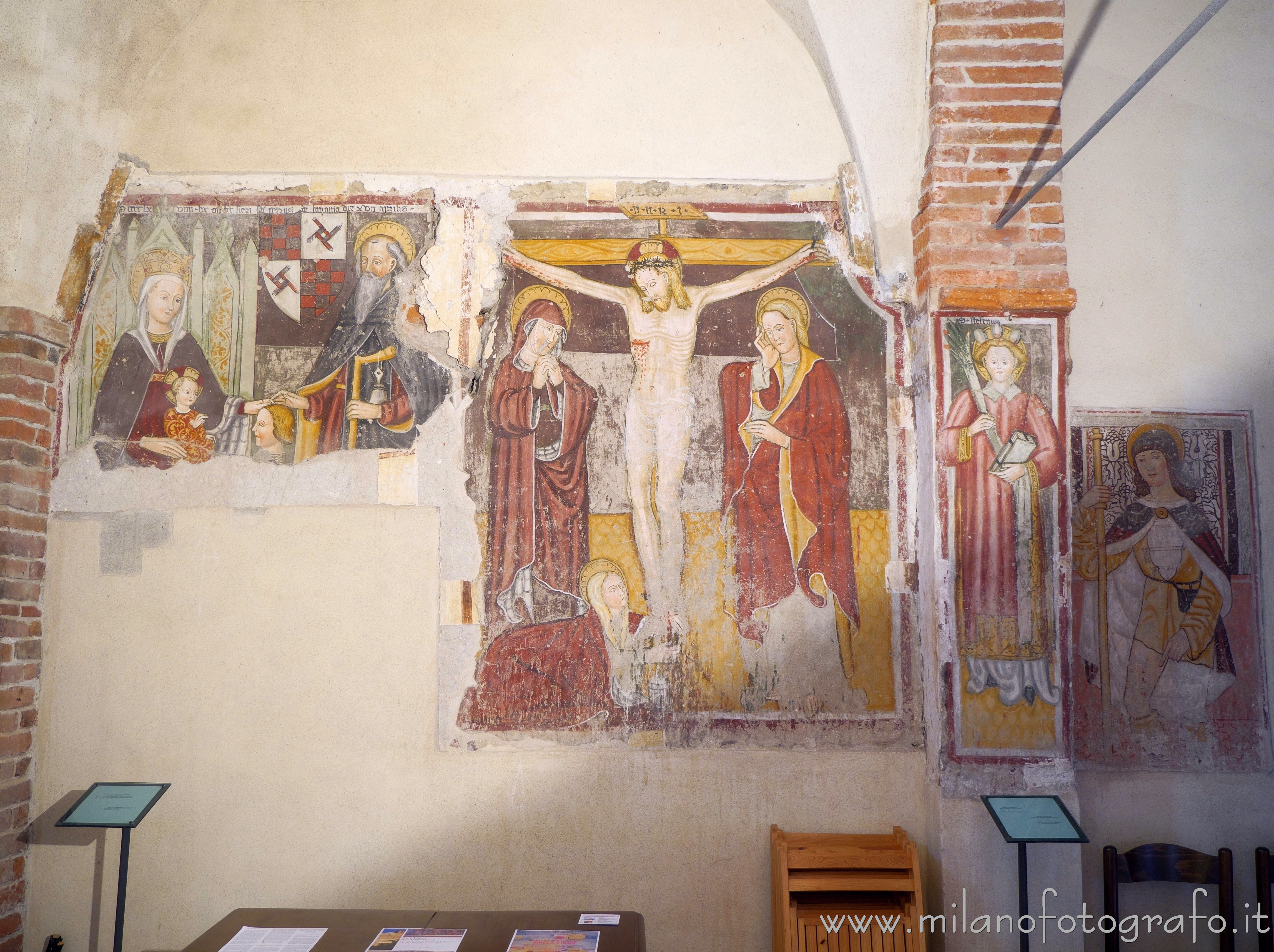 Casalvolone (Novara) - Affreschi sulla metà sinistra della controfacciata della Pieve di San Pietro - Foto a piena risoluzione